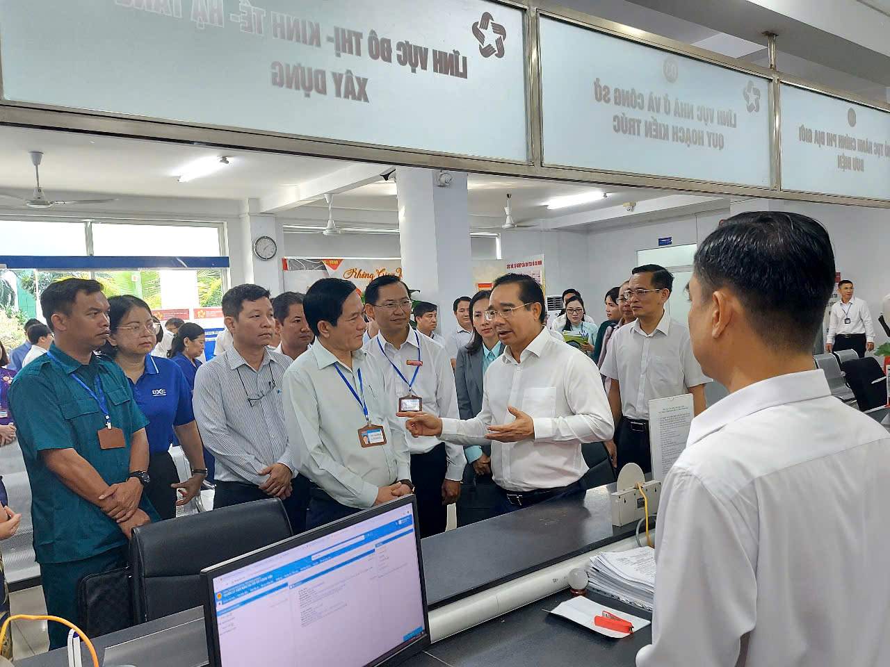 Chủ tịch UBND TPHCM Nguyễn Văn Được kiểm tra Trung tâm hành chính công phường Dĩ An.  Ảnh: Minh Quân