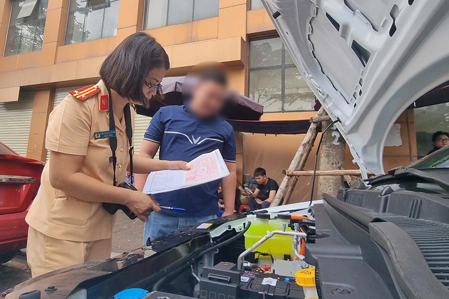 交通警察署または市内のコミューン警察に車両を登録するために、組織や個人が居住または本社の市内のコミューン警察を登録することができます。写真：Nguyen Phuong