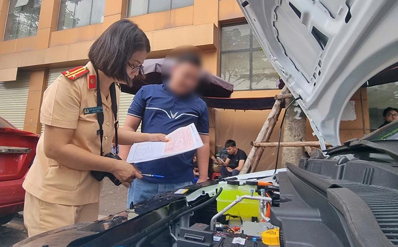 Organizations and individuals can choose to register their vehicles at the Traffic Police Department or any commune police station in the city where they reside or have headquarters. Photo: Nguyen Phuong