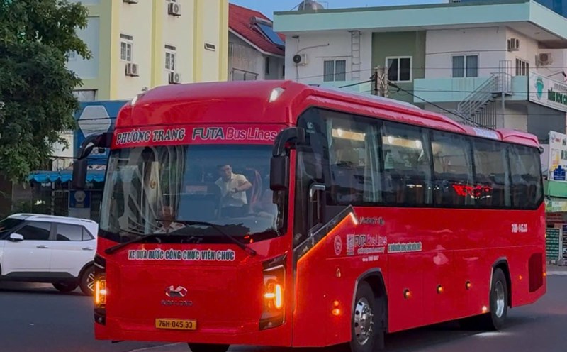 Vehicles to pick up and drop off officers stopped in the Nguyen Huu Canh street area. Photo: Thanh An