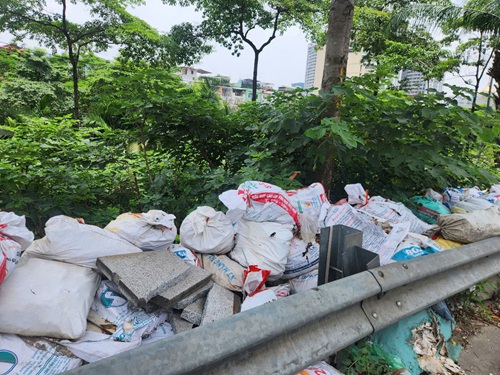 Rác thải tái xuất hiện trên tuyến đường Vành đai 2 Hà Nội. Ảnh: Minh Hạnh 