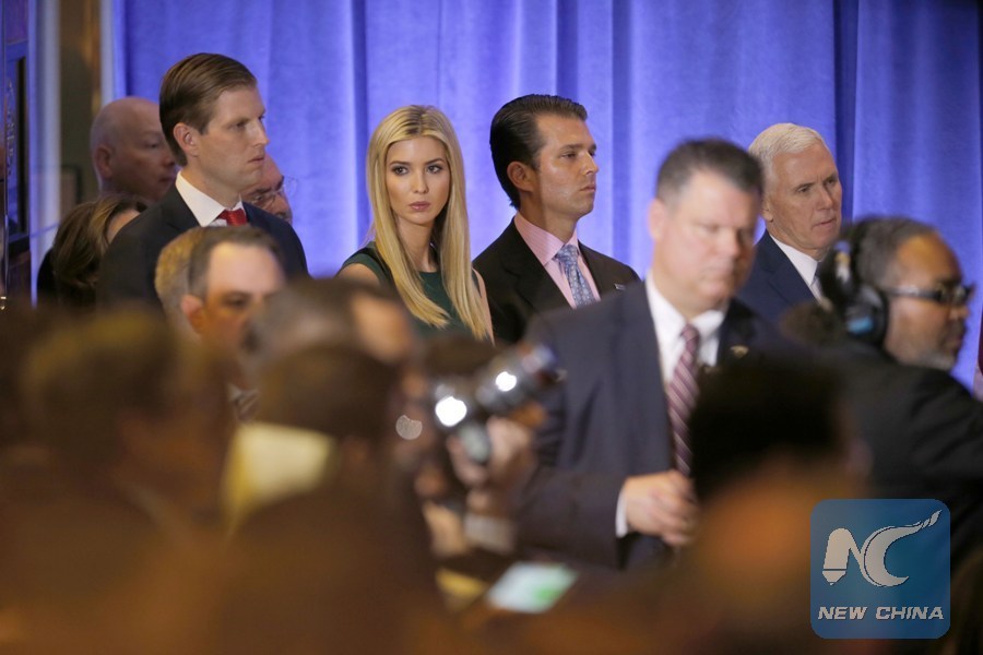 왼쪽 위 줄: 에릭 트럼프 찬드 이방카 트럼프 도널드 트럼프 주니어와 마이크 펜스 미국 부통령이 2017년 1월 11일 뉴욕 찬드에서 도널드 트럼프 대통령 당선인이 주최한 기자 회견에 참석했습니다. 사진: 신화통신