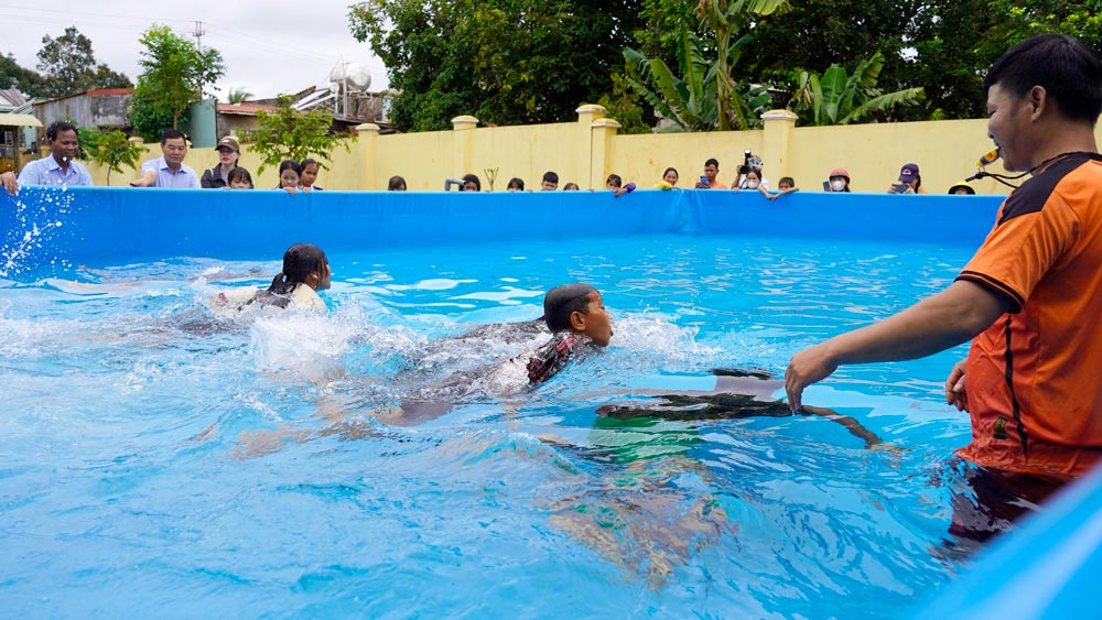 Thay tro Truong tieu hoc, trung hoc co so Nguyen Du ben chiec ho boi moi do Quy Phat trien Tai nang Viet trao tang.