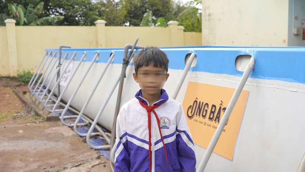 Em Siu Ly (hoc sinh lop 5A2) hao hung duoc hoc boi tai ho boi moi.