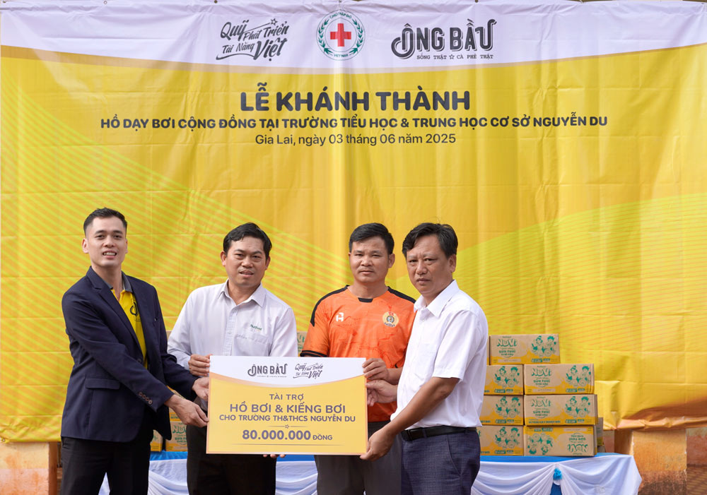 Representative of the Vietnam Talent Development Fund presented sponsorship to Nguyen Du Primary and Secondary School, Chu Se District, Gia Lai. Photo: Provided by the enterprise