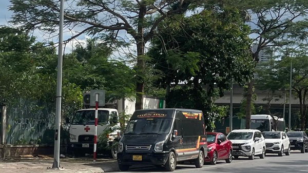 Người dân bức xúc khi vỉa hè phố Tú Mỡ bị chiếm dụng để trông giữ xe. Ảnh: Công Trình