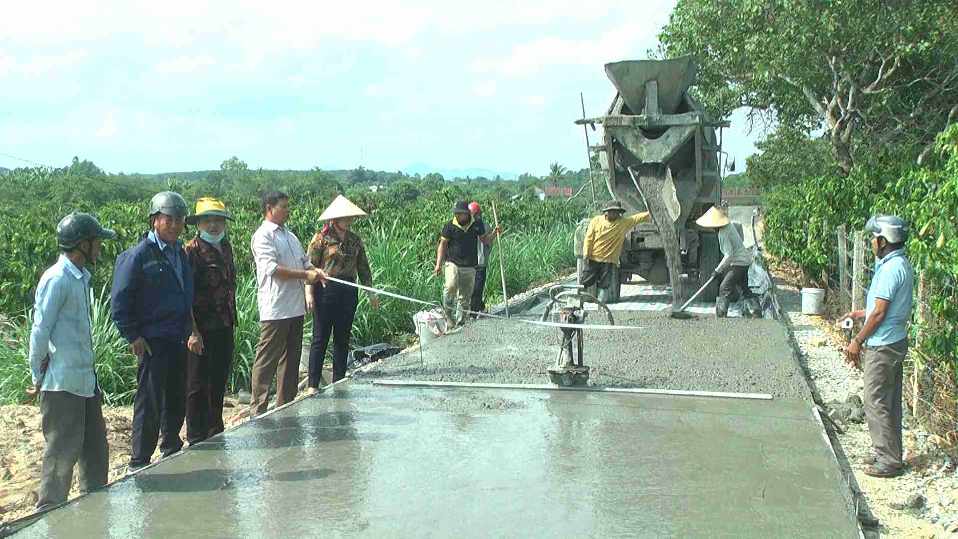 Chinh quyen va nguoi dan xa Ea Pal chung tay lam duong nong thon moi. Anh: Bao Trung