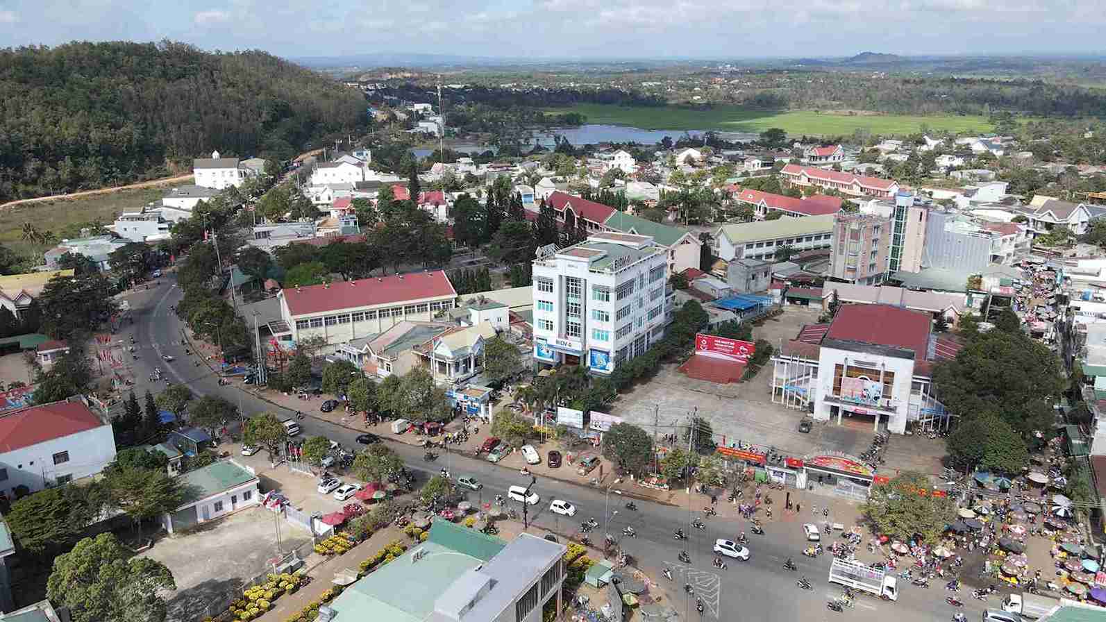 Currently, from the center of Ea Kar district (Dak Lak), there are many connecting routes, creating trade with communes and localities in the district. Photo: Le DUYEN