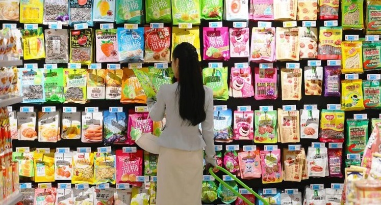 La pareja abrio una tienda de bocadillos gracias a la ayuda de todos. Foto: Xinhua