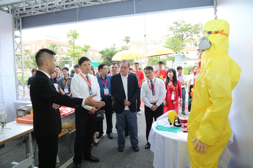 Los lideres de la ciudad de Hai Phong visitan las cabinas de exhibicion, presentan productos de proteccion laboral. Foto: Hai Phong E -Portal
