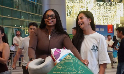 Du khách từ Dubai đến Đà Nẵng hôm 2.6 trên đường bay trực tiếp, mở thêm cơ hội cho du lịch miền Trung tăng trưởng. Ảnh: Trần Thi