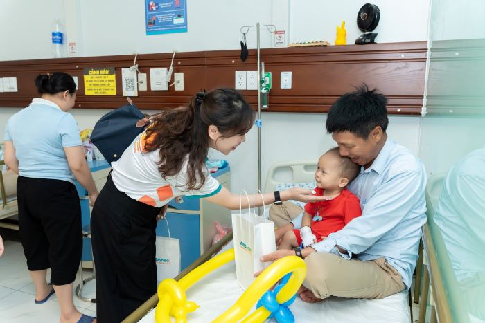 Ben canh viec phat trien cac giai phap ve y te - tai chinh, ABBANK va Y te 315 cung dong hanh mo rong co hoi tiep can y te cho nhom yeu the tai nhieu dia phuong voi cac hoat dong nhu kham mat, cham soc y te cong dong…Anh: ABBANK