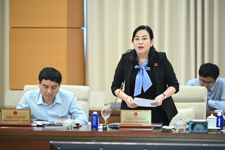 Chairman of the Delegation Work Committee Nguyen Thanh Hai talked about the crops of bean sprouts soaked in chemicals and apples bought for several months without damage. Photo: Quochoi.vn