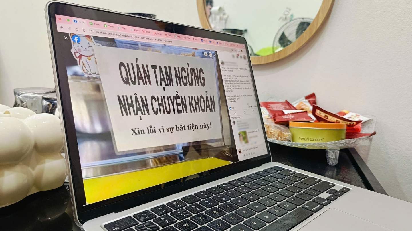 Nhieu bai dang tren cac trang mang xa hoi ve cac cua hang dot ngot khong nhan chuyen khoan sau khi ban hanh chinh sach thue moi. Anh: Hao Thien