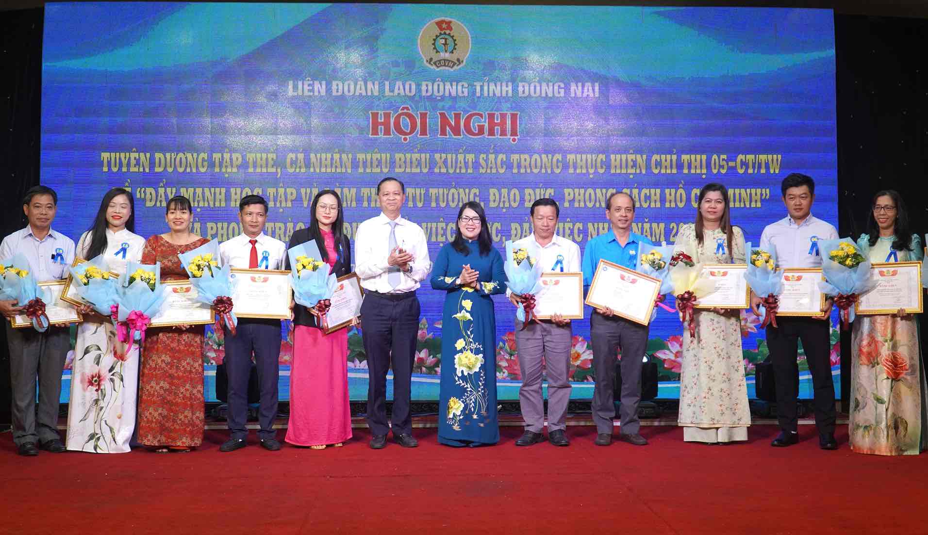 Mr. Huynh Thanh Binh - Chairman of the Provincial Party Committee's Inspection Committee and Ms. Nguyen Thi Nhu Y - Chairman of the Dong Nai Provincial Federation of Labor (2 people in the middle) awarded certificates of merit to outstanding collectives and individuals. Photo: HAC