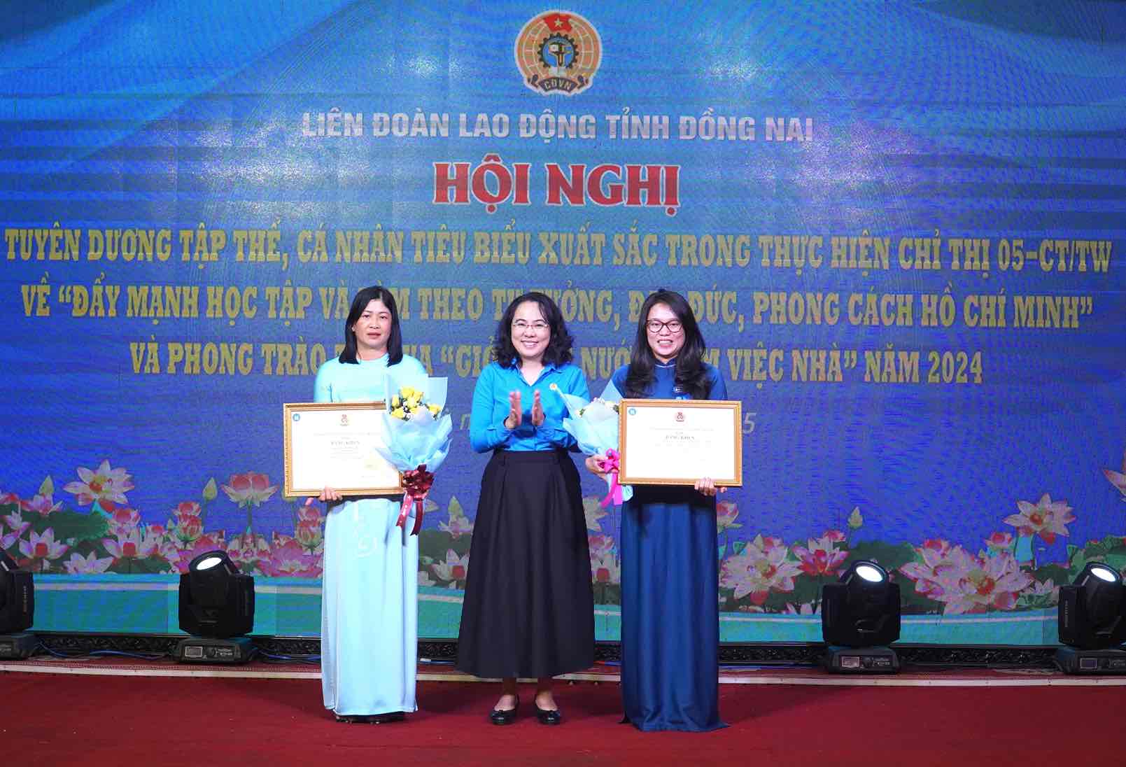 Ba Vu Thi Giang Huong - Truong ban tuyen giao - Nu cong (Tong LDLDVN) trao bang khen cua Tong LDLDVN cho 1 tap the, 1 ca nhan. Anh: HAC