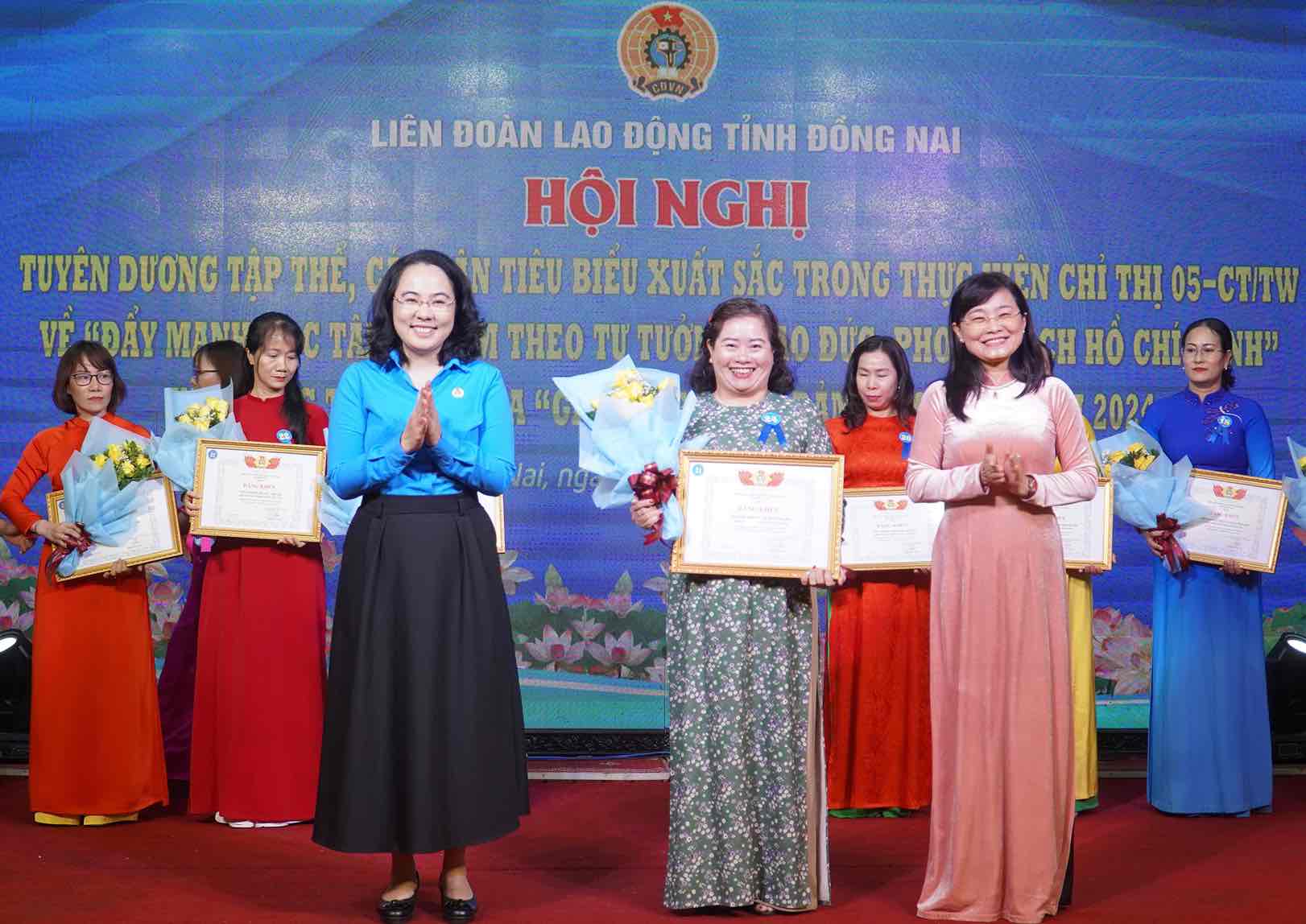 Ba Vu Thi Giang Huong - Truong ban tuyen giao - Nu cong (Tong LDLDVN) va ba Bui Thi Bich Thuy - Pho Chu tich Thuong truc LDLD tinh Dong Nai trao bang khen cho cac tap the, ca nhan. Anh: HAC