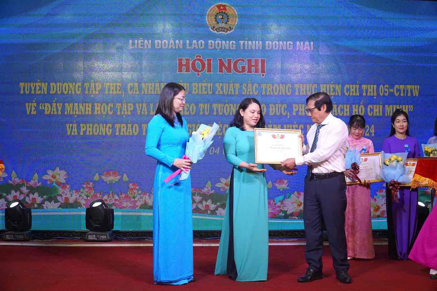 Pho Chu tich UBND tinh Dong Nai Nguyen Son Hung va ba Bui Thi Nhan - Pho Chu tich LDLD tinh Dong Nai trao bang khen cho cac ca nhan, tap the. Anh: HAC