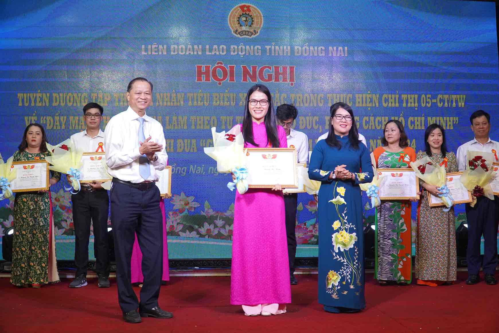 Ong Huynh Thanh Binh - Chu nhiem Uy ban kiem tra Tinh uy va ba Nguyen Thi Nhu Y - Chu tich LDLD tinh Dong Nai trao bang khen cho ca nhan xuat sac. Anh: HAC