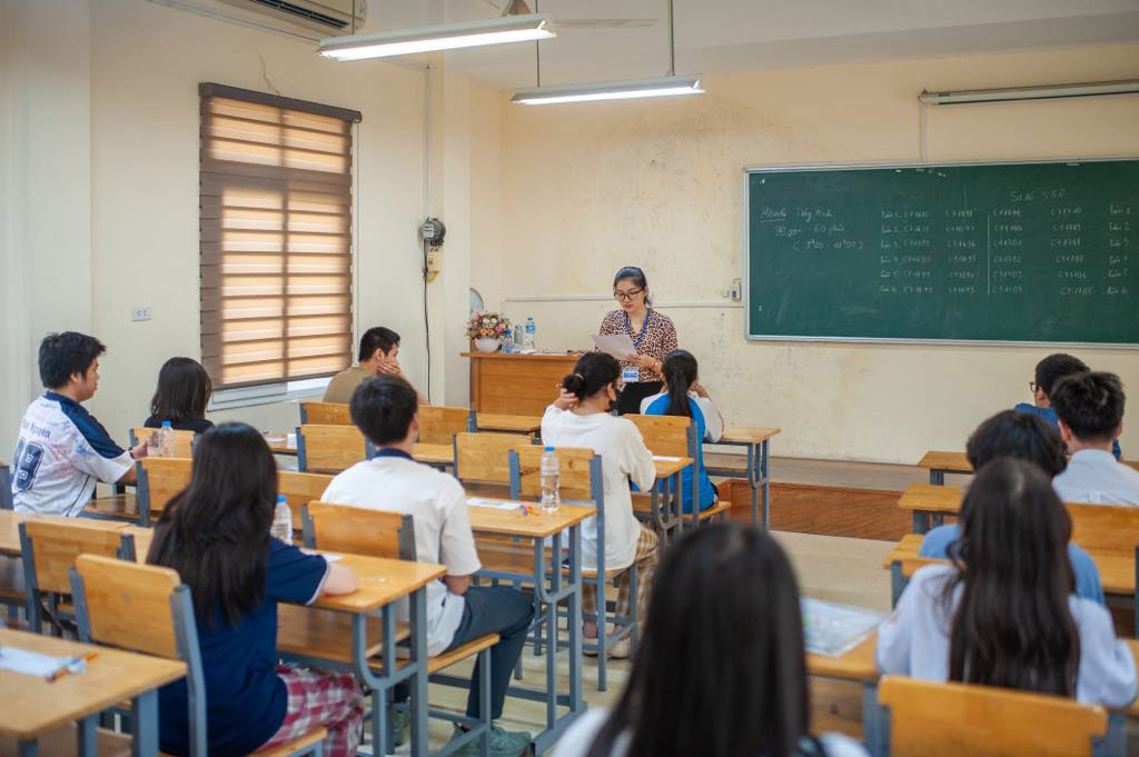 Candidates focus on completing procedures and listening to the test regulations. Photo: The Bang