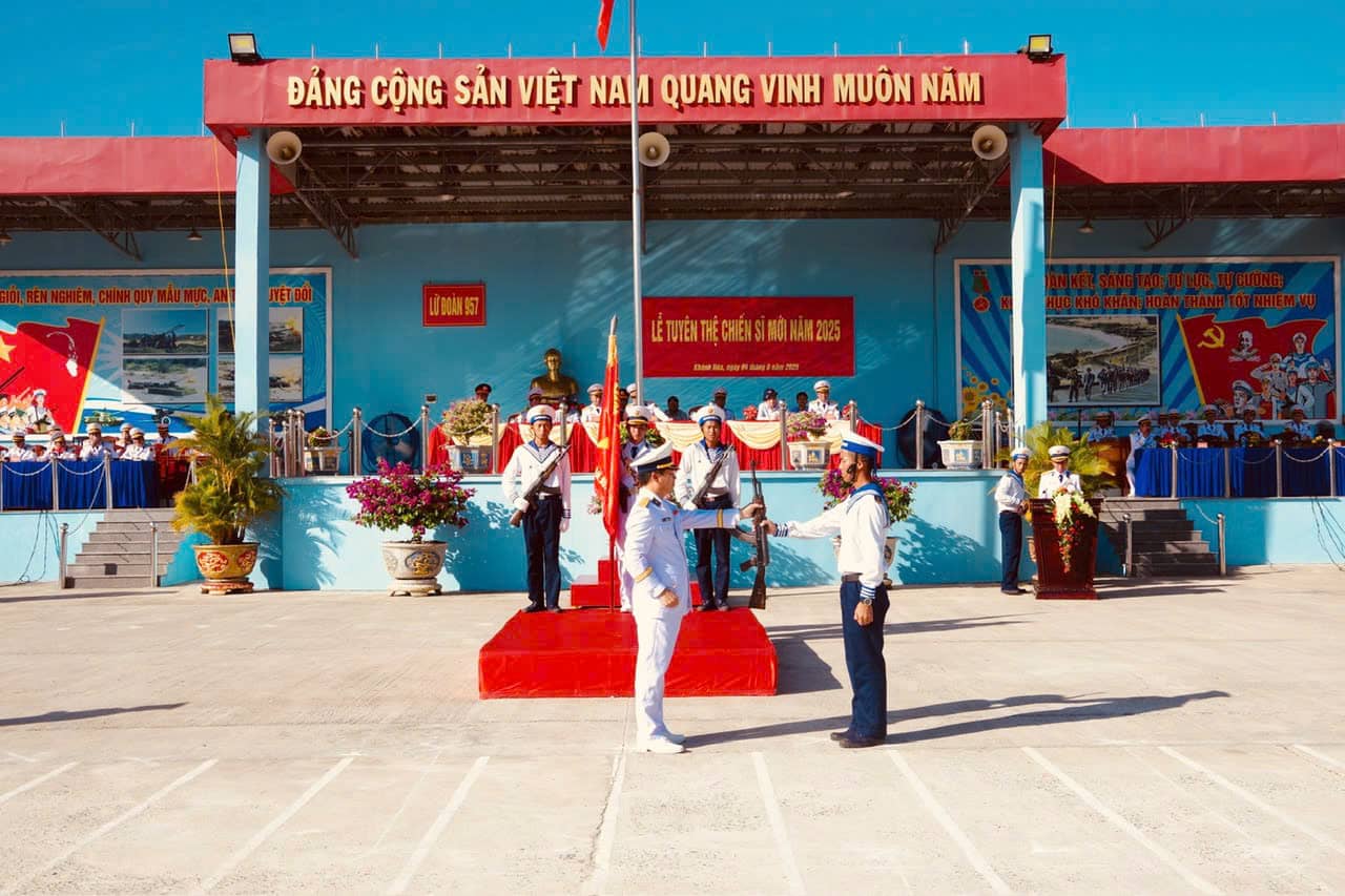 Dai ta Le Tien Thanh, Lu doan truong Lu doan 957 thuc hien nghi thuc trao vu khi cho chien si trong le tuyen the. Anh: Minh Chau