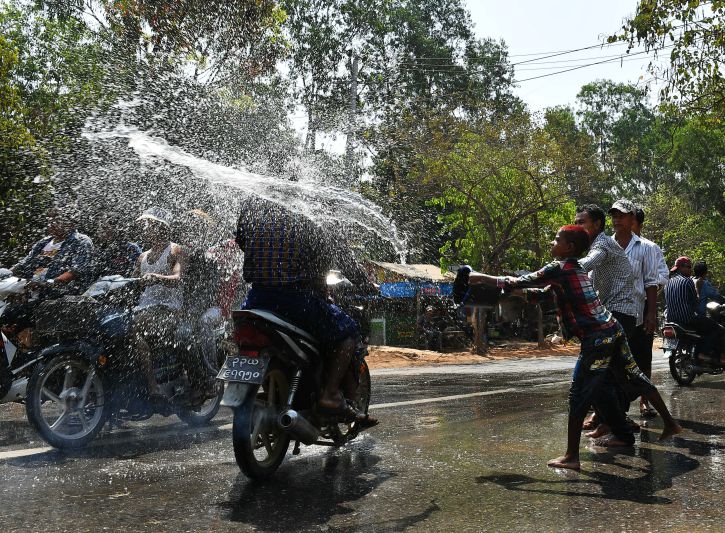 Nuoc dem lai may man (le hoi te nuoc o Myanmar).