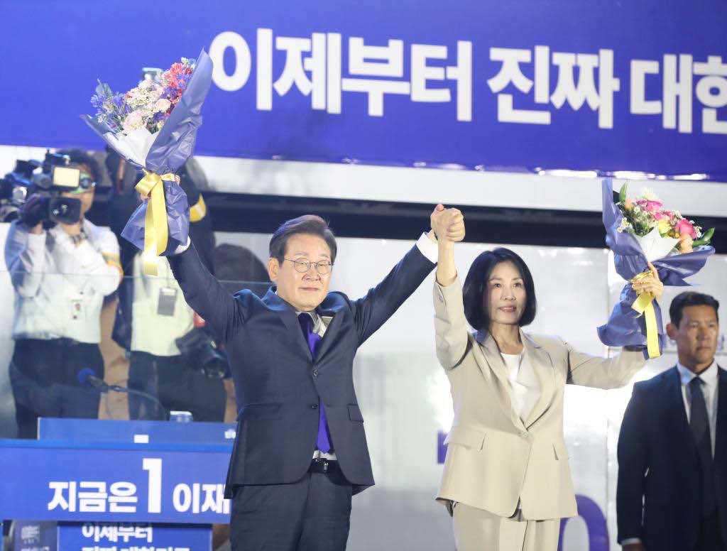 El presidente coreano Lee Jae-Myung y Lady Kim Hye-Kyung celebraron la victoria el 4.6.2025. Foto: Xinhua