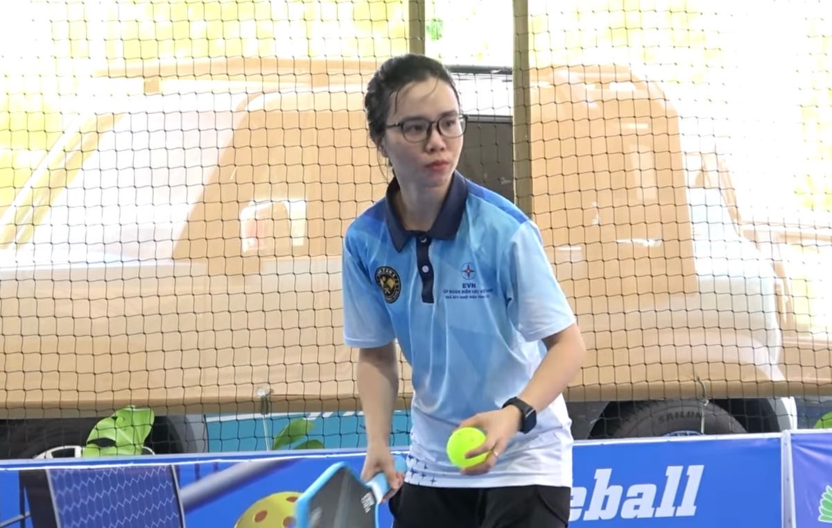 Các vận động viên thi đấu giải Pickleball do công đoàn huyện Tuy Phong tổ chức. Ảnh: Linh Lê