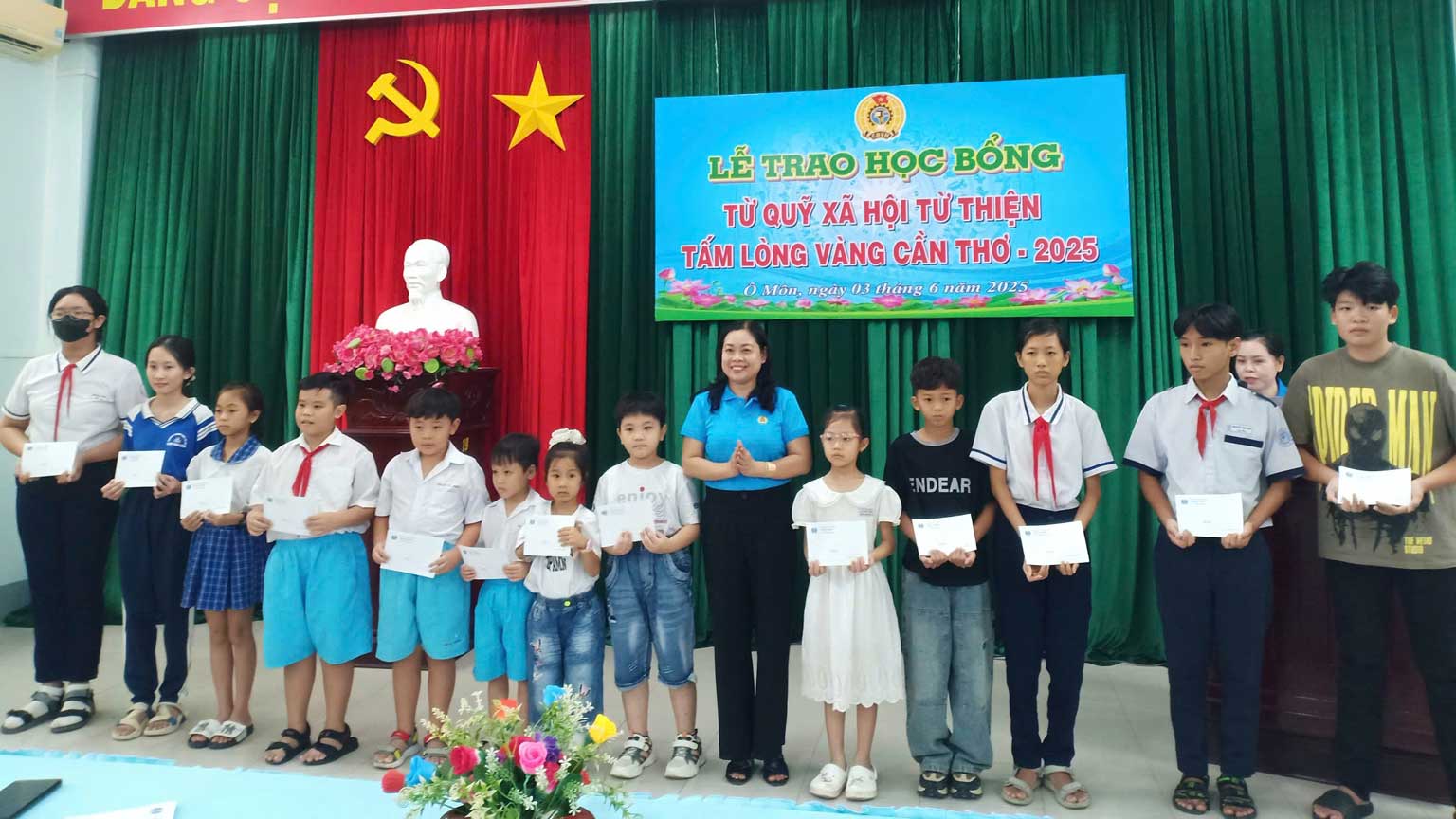 Chairwoman of the O Mon District Labor Federation Le Thi Bich Hanh presented scholarships to children of union members, workers, civil servants, and laborers. Photo: O Mon District Labor Federation