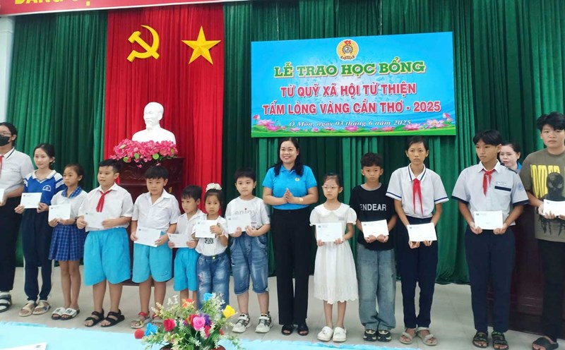Chairwoman of the O Mon District Labor Federation Le Thi Bich Hanh presented scholarships to children of union members, workers, civil servants, and laborers. Photo: O Mon District Labor Federation