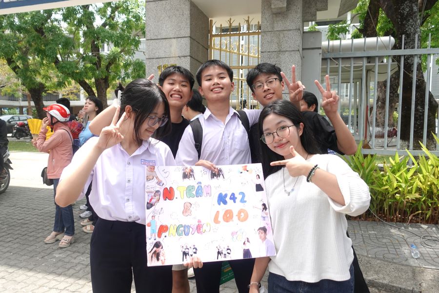 More than 1,200 candidates are taking advantage of the opportunity to enter Le Quy Don specialized school, Da Nang. Photo: Tran Thi