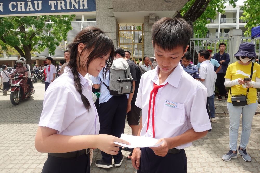Cac thi sinh hoan thanh thi chuyen Le Quy Don - Ky thi tuyen sinh lop 10 Da Nang. Anh: Tran Thi