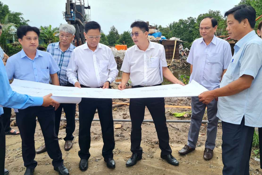 Pho Chu tich UBND TP Can Tho Nguyen Thuc Hien (thu 3 tu trai qua) kiem tra duong tinh 918. Anh: Ta Quang