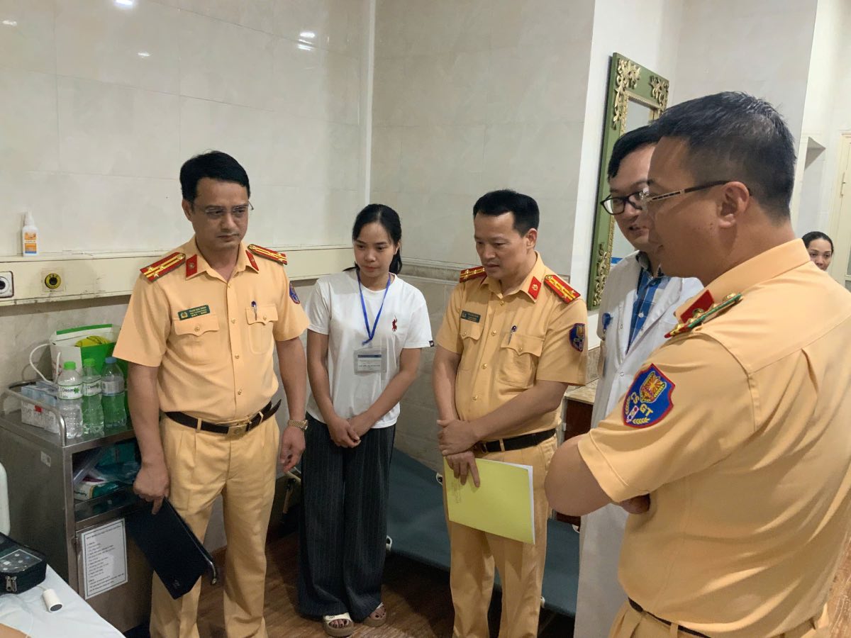 Leaders of the Traffic Police Department visited Senior Lieutenant Phan Van Anh. Photo: Traffic Police Department.