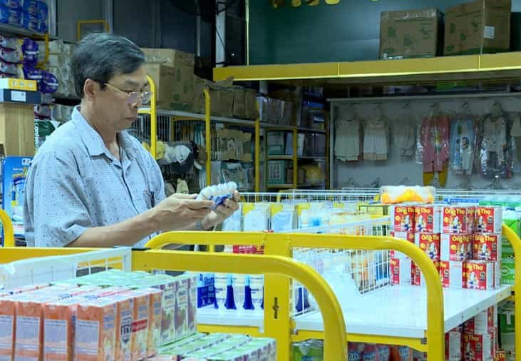 Las autoridades inspeccionan un negocio de hogares y alimentos en el area. Foto: Huy Toan