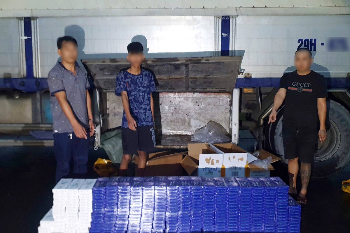 Ba đối tượng cùng tang vật trong vụ vận chuyển thuốc lá lậu tại Long An. Ảnh: Công an tỉnh Long An