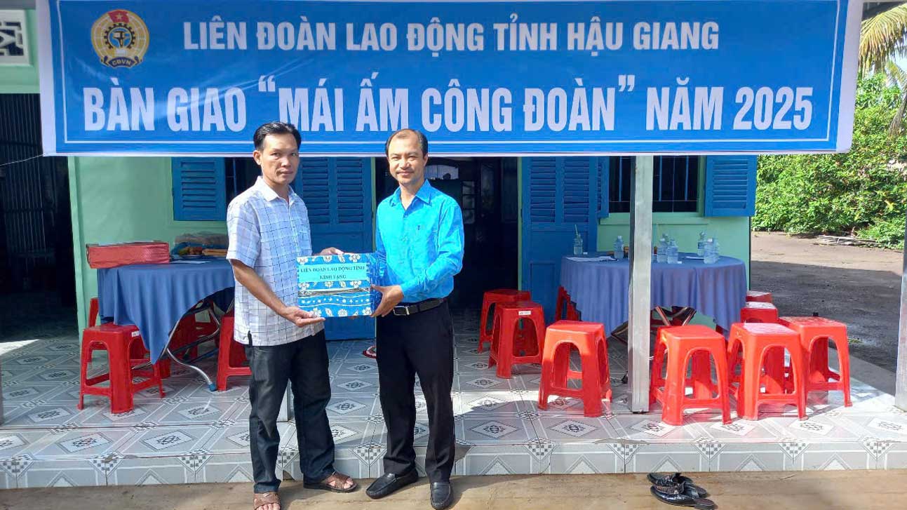 Phó Chủ tịch Thường trực LĐLĐ tỉnh Hậu Giang Lê Thanh Phú tặng quà chúc mừng đoàn viên Ngô Quốc An về mái ấm mới. Ảnh: LĐLĐ tỉnh Hậu Giang