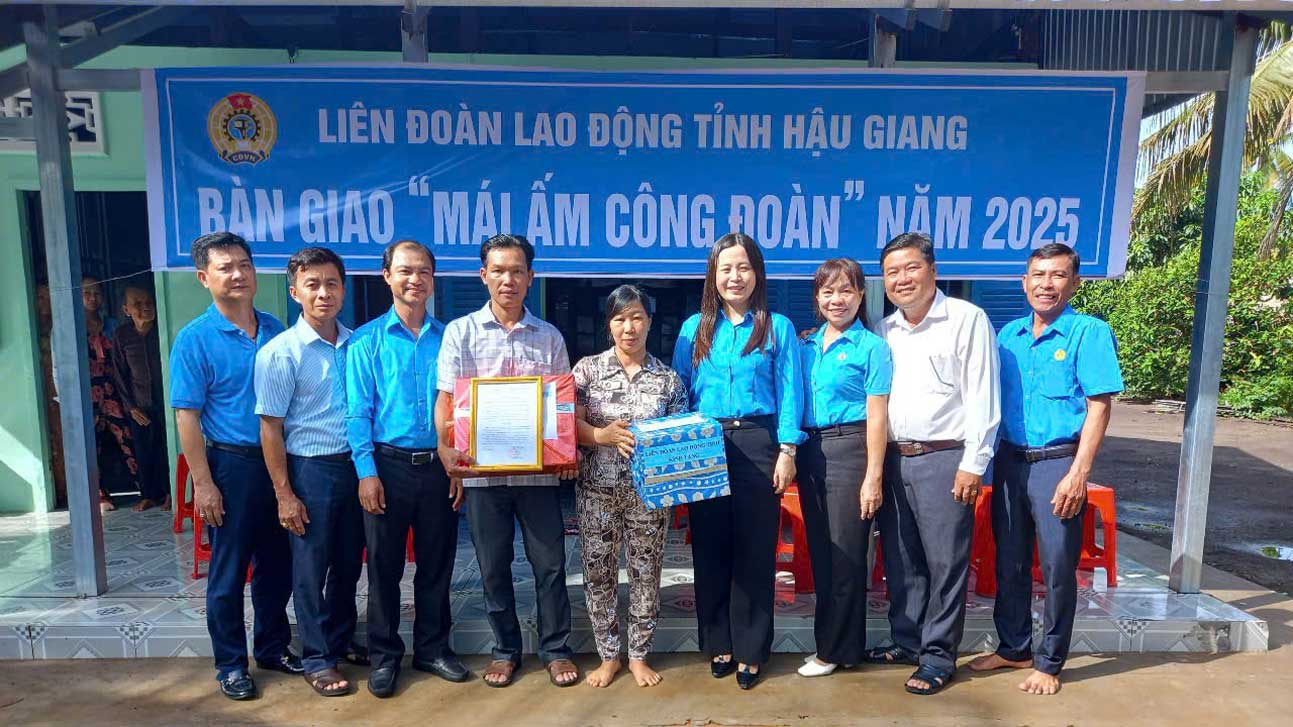 LĐLĐ TP Vị Thanh tổ chức bàn giao Mái ấm Công đoàn cho đoàn viên Ngô Quốc An. Ảnh: LĐLĐ tỉnh Hậu Giang