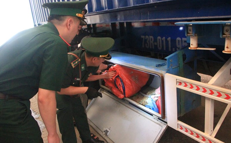 The authorities inspected the containers at Cha Lo international border gate (Quang Binh). Photo: Xuan Hai