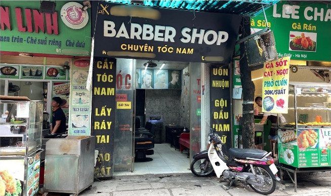 Mot cua tiem cat toc nho dang phai ganh muc thue gan 8%. Anh: Thanh Binh 