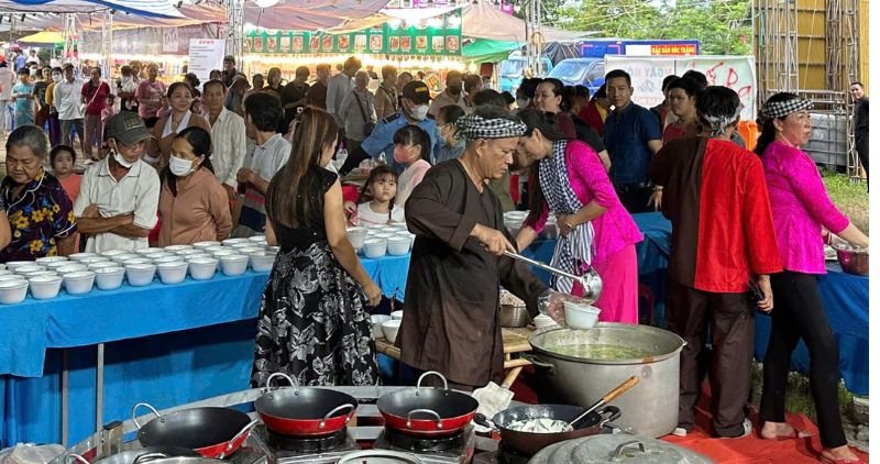 Los visitantes del segundo festival de pastel folk en Tra Vinh City disfrutaron del pastel. Foto: Hoang loc