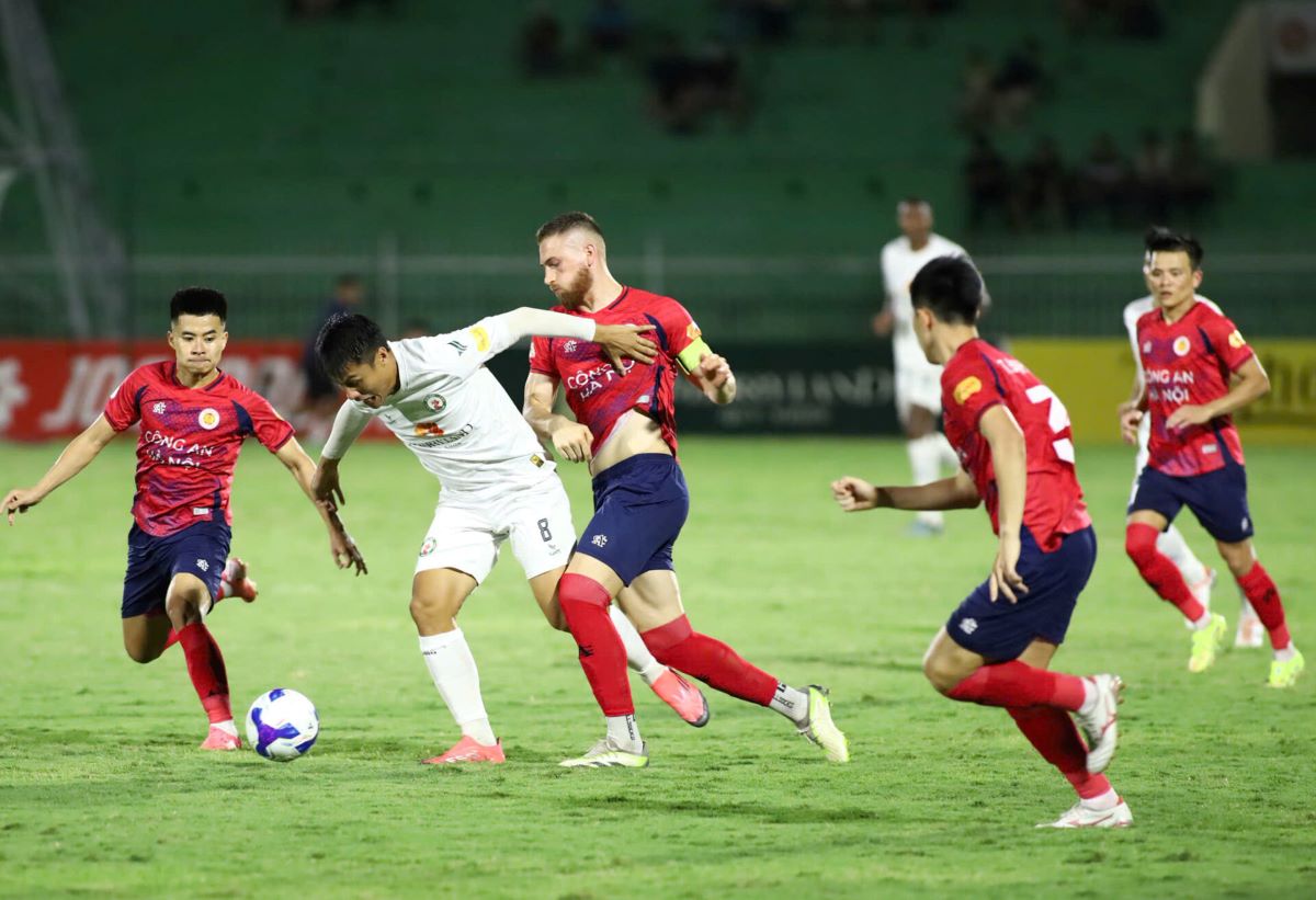 Binh Dinh Club (white shirt) is struggling in the relegation battle. Photo: VPF