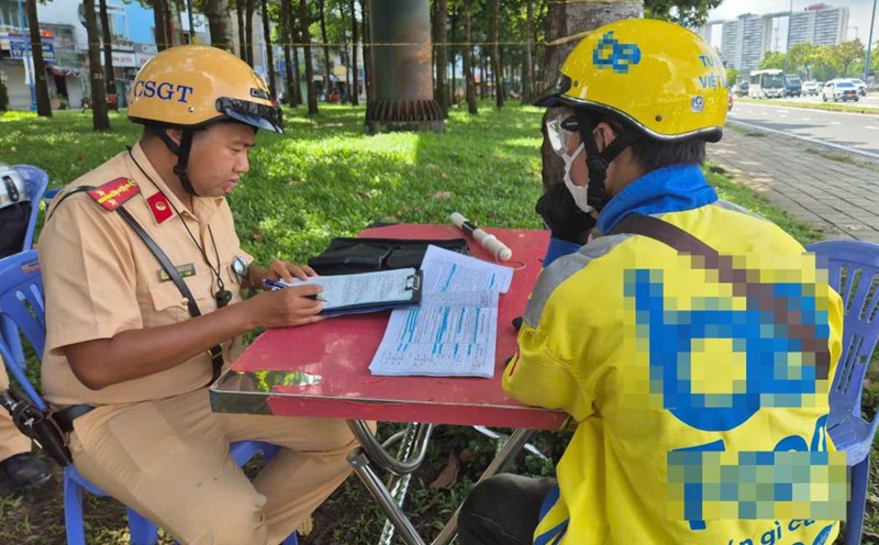 Mr. L.A.T, a technology shipper driving a motorbike exceeding the prescribed speed by 65 50%/h, was fined by the traffic police. Photo: Nguyen Chan