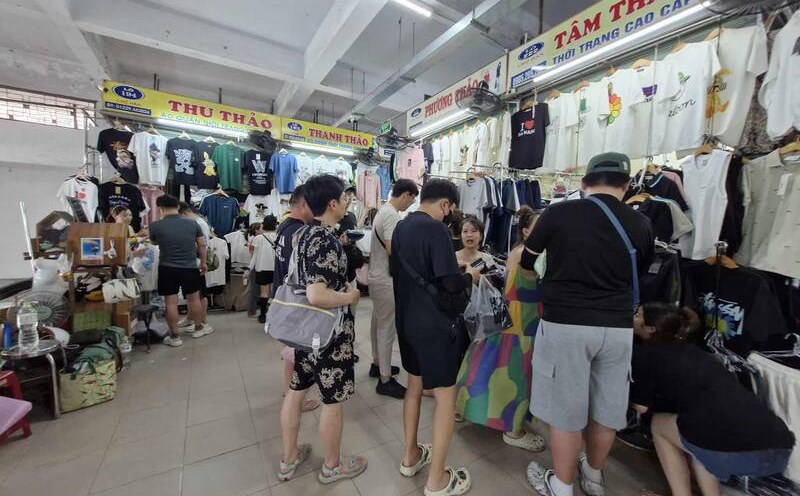 Han Market (Hai Chau District, Da Nang City) is a bustling business place, attracting many tourists. Photo: Thu Giang