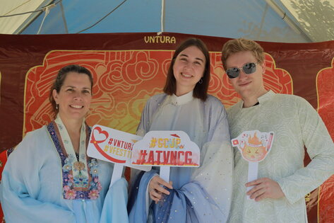 방문객들은 '형님은 어려움을 극복한다' 프로그램을 통해 베트남 전통 의상을 탐험합니다. 사진: Yeah1 단위.