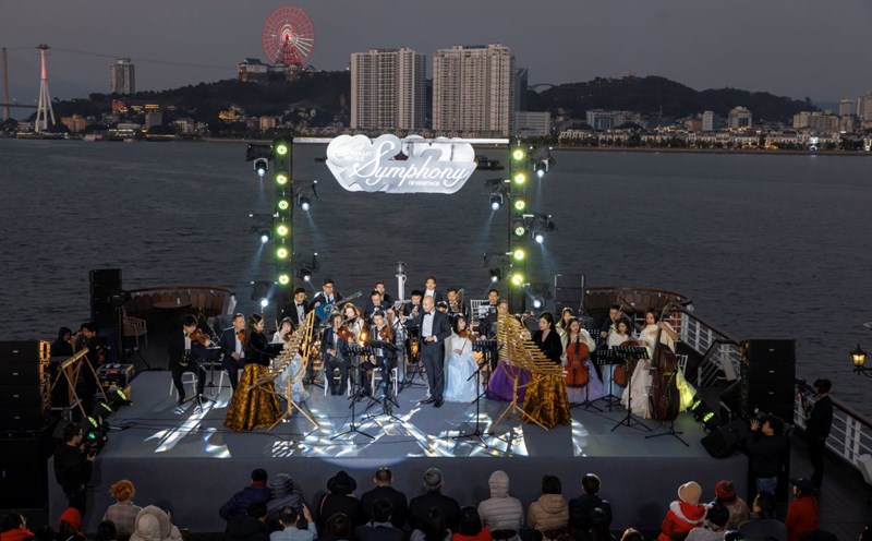 An art performance on the floating stage - a tourist boat in the middle of Ha Long Bay. Photo: Nguyen Hung