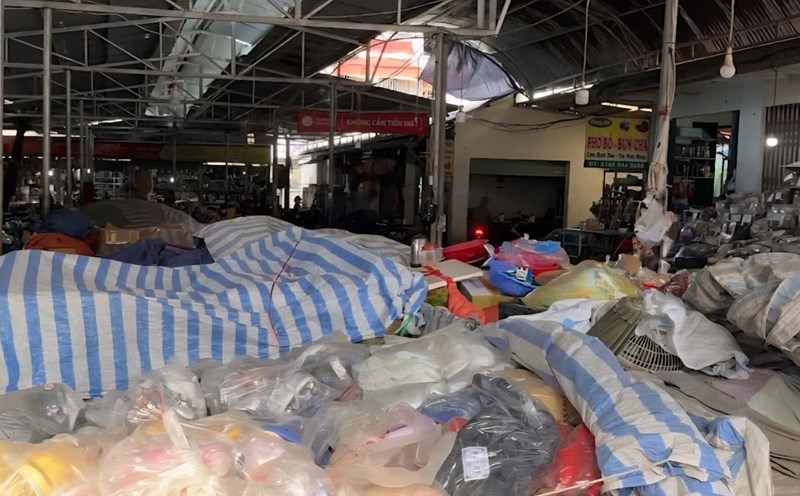 Many stalls, kiosks, and stalls at Son La City Central Market were closed and covered with tarpaulins. Photo: Nguyen Truong