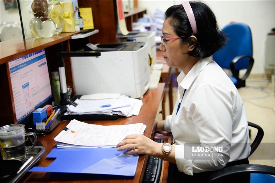 To be able to get married, according to current regulations, people still have to go to the place of permanent residence registration to request a certificate of marital status. Photo: Minh Phuong