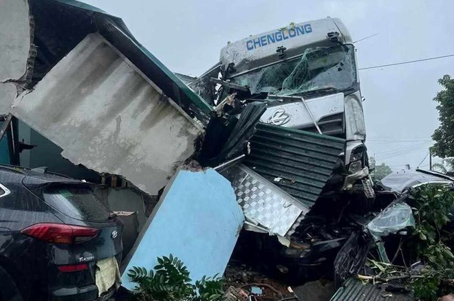 Xe tải va chạm ôtô con rồi lao vào nhà dân trên Quốc lộ 2