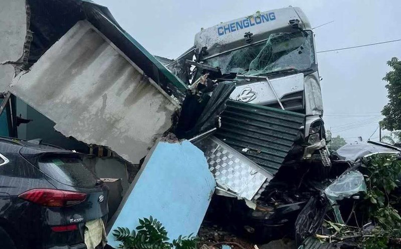 The collision caused damage to the vehicles. Photo: Thanh Huyen